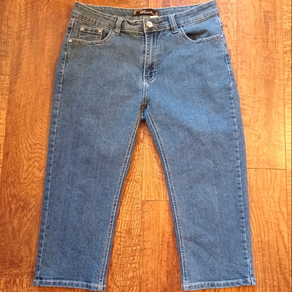 Daniel Rhinestone and Embroidery Accent Capri Blue Jeans Women's Sz 15-16